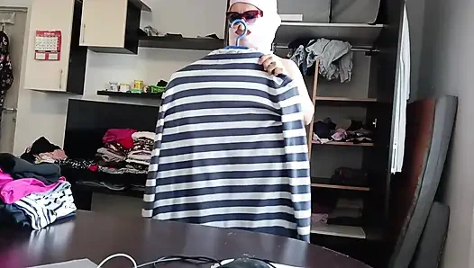 Женщина-любительница С Удовольствием Примеряет Одежду И Кроит Её