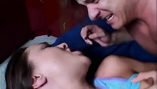 Junge brünette wird gefickt, heiße gesichtsbesamung auf ihrem bett