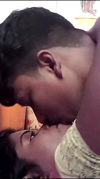 「インドのホットな妻がお尻にキスする」の壮大な瞬間