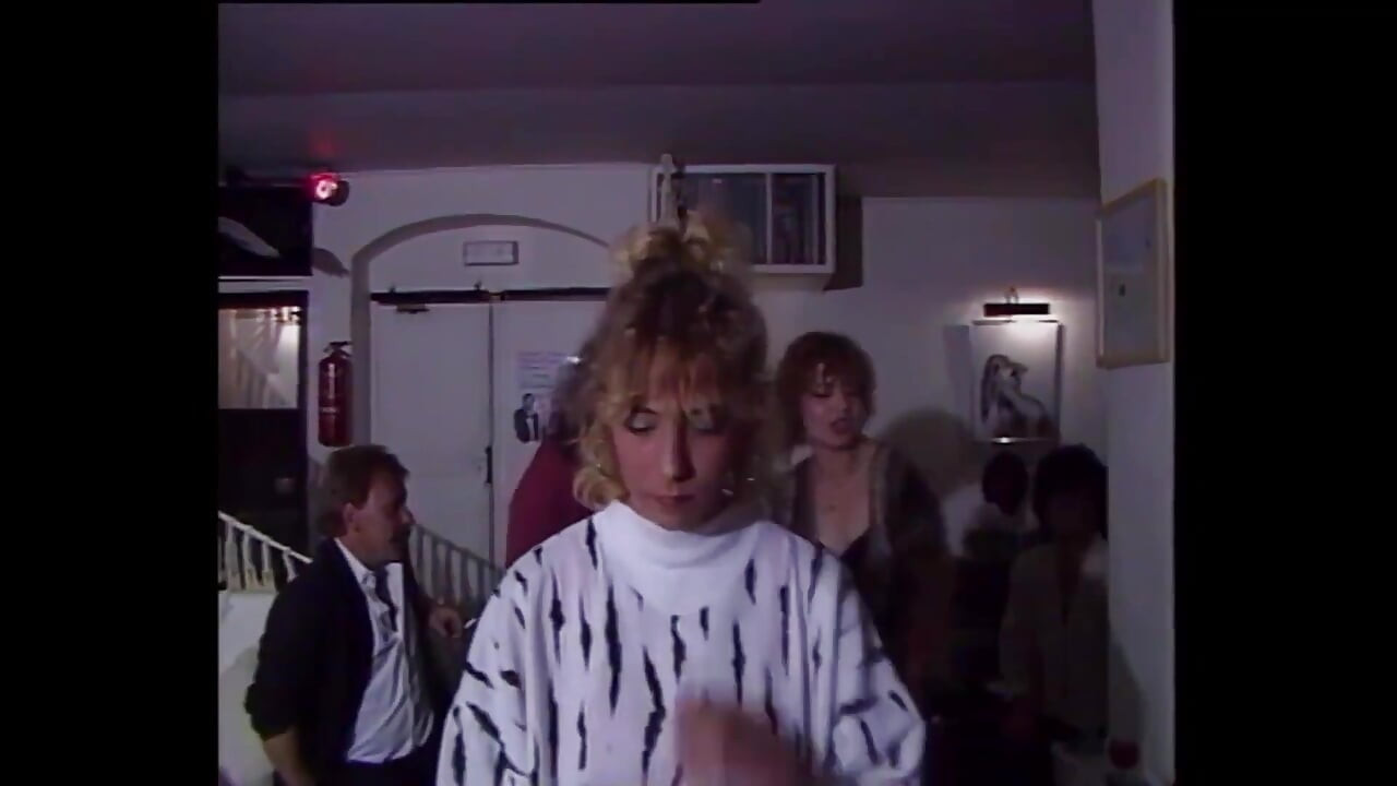 Gli amici hanno un'orgia bollente davanti alla tv