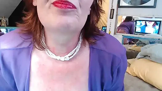 911 Rothaarige DawnSkye bringt einen Rauch und Schlaganfall in lila spitze mit dildo lutschen und reiten