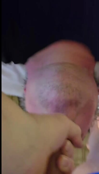 Sexy žhavá milfka miluje šukání jeho obličeje svými velkými strapony, stříká a sténá znovu a znovu tak sexy