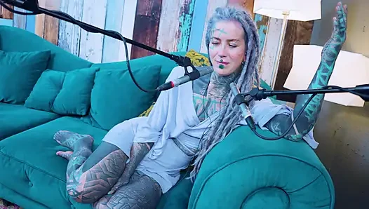 Aku lagi ngomongin tentang p - passion - asmr podcast sfw lagi ngobrol sama model bertato rambut gimbal gotik