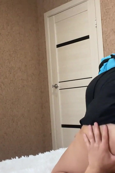 Fată arabă egipteană șarjă de spermă în pizda strâmtă