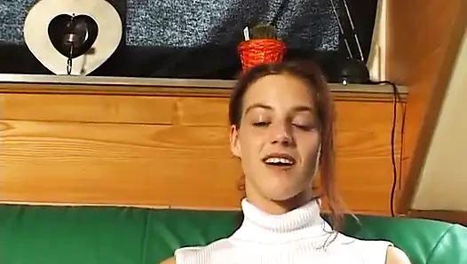 Рыжую тинку трахнули пальцами перед тем, как сосет хуй в экшене в видео от первого лица