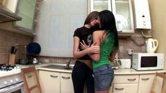 Lesbische tiener gebruikt graag voorbinddildo om te neuken