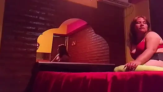 Ich lutsche ihren arsch und ihre muschi in einem billigen motel