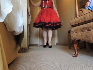 穿着红色塔夫绸连衣裙和衬裙衬裙的Sissy ray