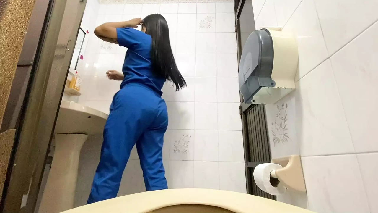 Camera catches nurse pissing in hospital bathroom(big jet)