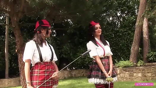 Pesta seks cosplay ngentot dengan jalang pirang dan si kembar brunette