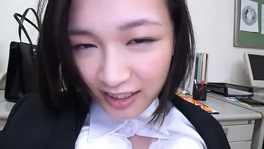 Мужчина среднего возраста и студентка, охотяшаяся за работой.