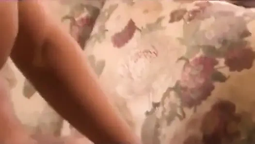 Blonde nymphe mit zarten titten lutscht großes rotes fleisch und bekommt dann die kahle fotze gefickt