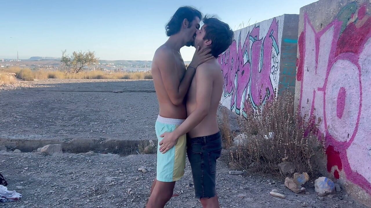 Estávamos caminhando quando ficamos tão excitadas que tivemos que começar a foder muito bem