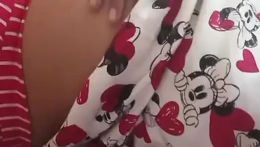 Wanita Sri Lanka merayu pasangannya melalui panggilan video sampai orgasme hanya dengan toket besar dan memek basah