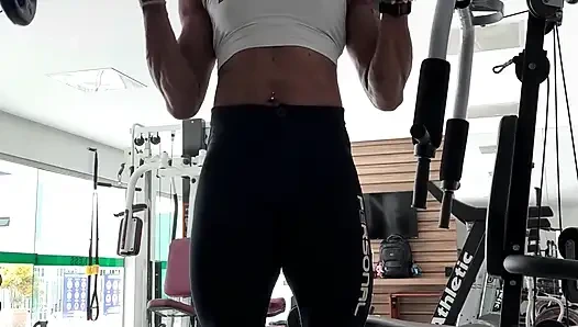 Ebenholz-milf mit muskulösem und wackelnem arsch