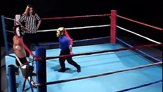 Zwerg-wrestler wird von dem brünetten schätzchen gefickt und geritten