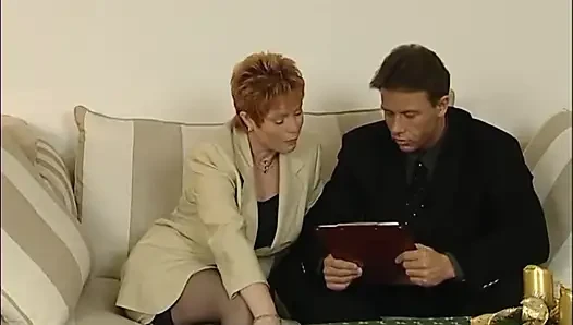 Pelacur dewasa berambut merah suka bercinta dengan baik dan muncrat di mulut