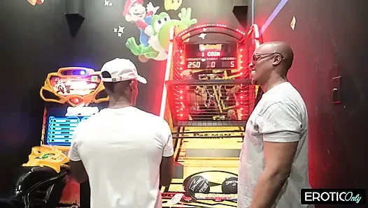Büyük zenci yarağı sarışın sürtüğü arcade'de sikiyor