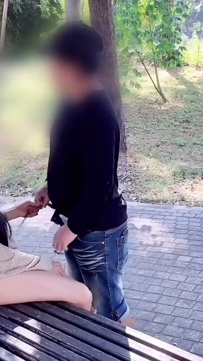 Nakręć filmik, jak rżniesz piękną laskę w parku | Klip 1