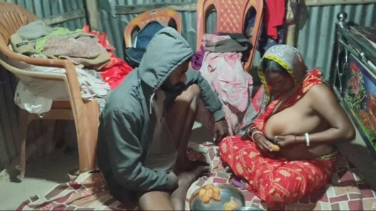 Indian desi housewife ne Pani Puri ke sath dudh pilaya
