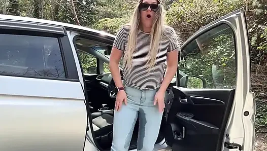 Nungguin temanku tapi aku nggak tahan lagi dan celana jinsku sampai becek