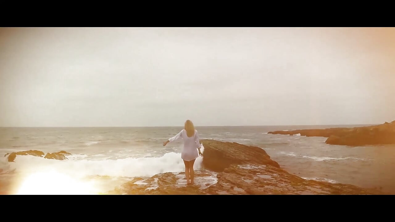 فتاة شقراء سيئة تحب لمس كسها