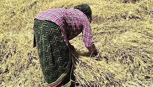 The sister-in-law became romantic in the field and started fingering her belongings