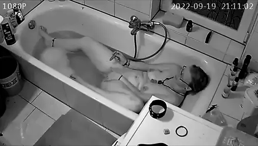 Cam catches milf masterbating in the tub while video chatting