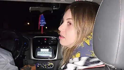 Грязные шлюшки сосут хуй в Uber перед вечеринкой! Поток стука стука