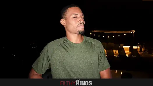 Pis krallar - sara retali büyük memeli latin tombul göt sert sikiliyor