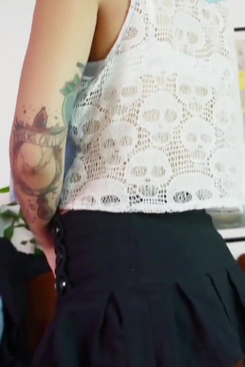 Uska tetovirana pička se rasteže