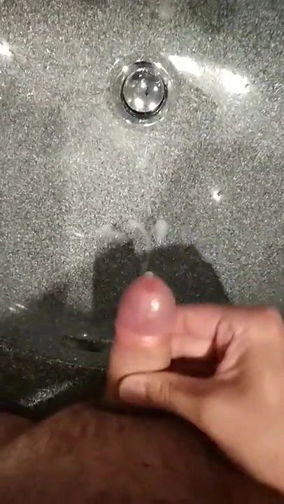 Abspritzen ins Waschbecken