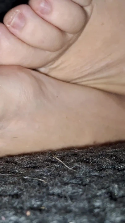 我偷拍她香港的老熟女脚，而她则不停地抚摸它们 | 短片 1