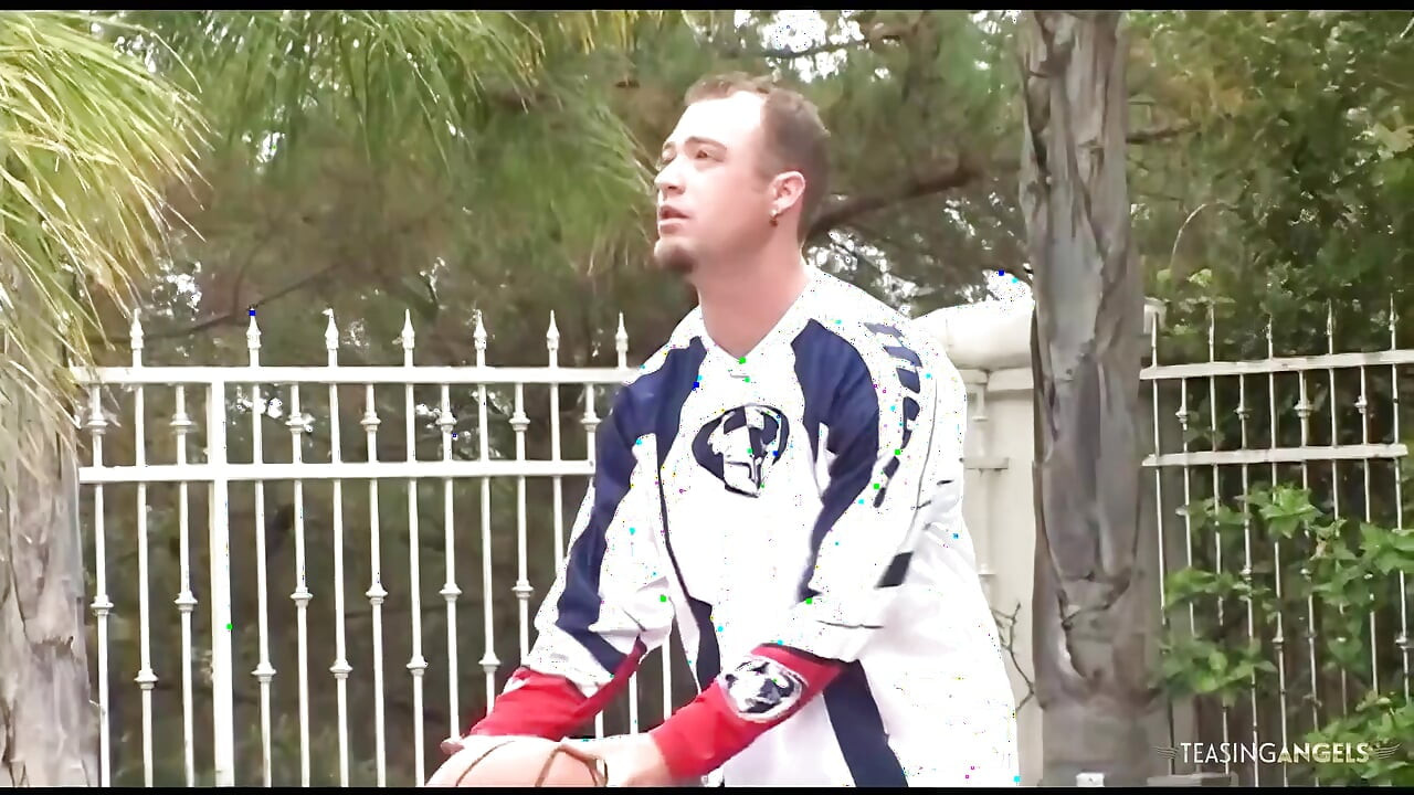 バスケットボールをすると、このブロンドの女の子が興奮して、コート上で激しくヤられる