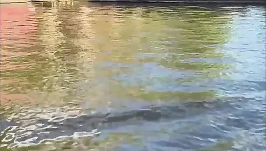 Kızıl saçlı elly debriyaj samimi tekne yolculuğunun tadını çıkarıyor