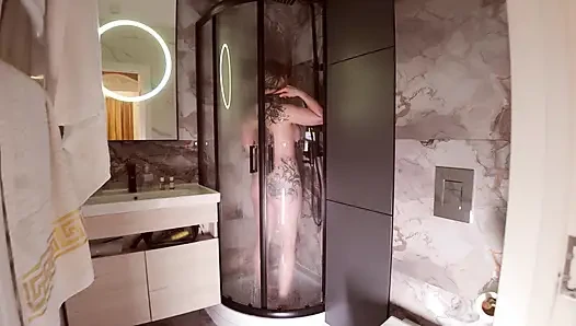 Endre Love, pelacur ini, dia disetubuhi dengan keras setelah mandi.