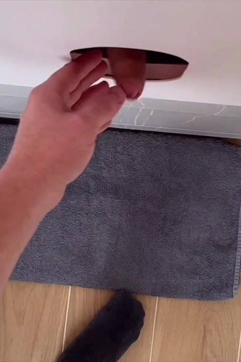 Sua primeira experiência no gloryhole termina com uma gozada maciça de 1,80m