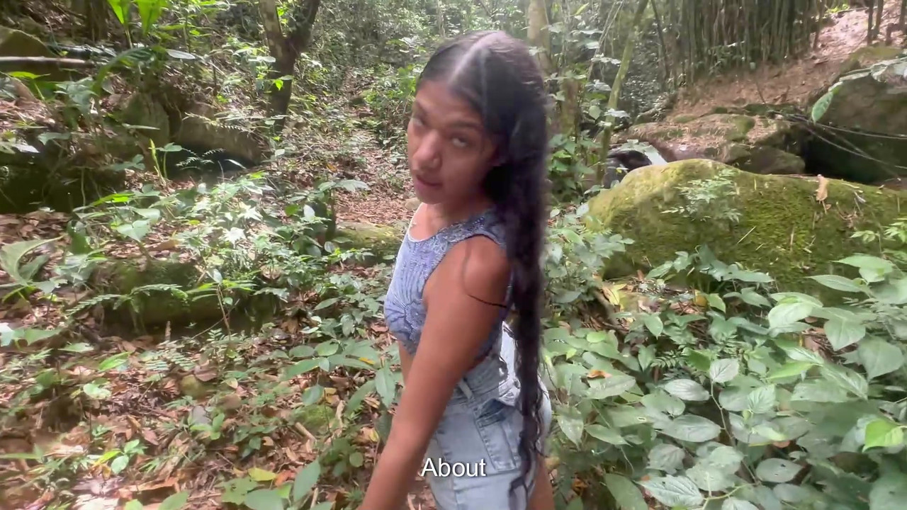 我和害羞的继妹一起去树林里徒步旅行，最后我们狠狠地操逼，直到我射在她的屁股上