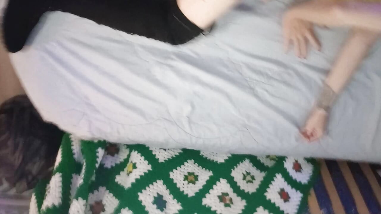 Cyber Elfe sexy taille une pipe incroyable, se fait baiser et dominer brutalement par une grosse bite et reçoit un creampie (gros plan, POV)