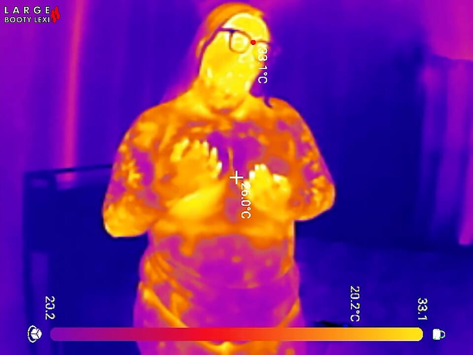 スポーツブラの試着、胸のバウンステスト、裸のトゥワークティーズ サーマル視点