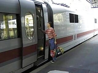 Горячая немецкая блондинка с удивительными круглыми сиськами получает ублажения чувака в поезде