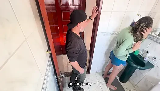 Bir akrabası banyoda üvey yeğenine sürtünerek boşalıyor.