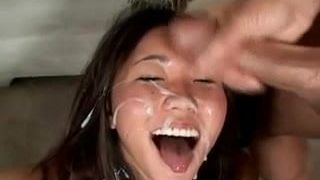 Nena asiática toma 2 tratamientos faciales enormes