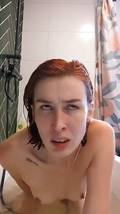 Pixie Pink orgasmerar i badkaret med duschhuvudet!