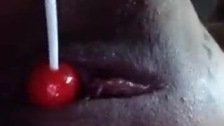Roodharige masturbeert met lolly