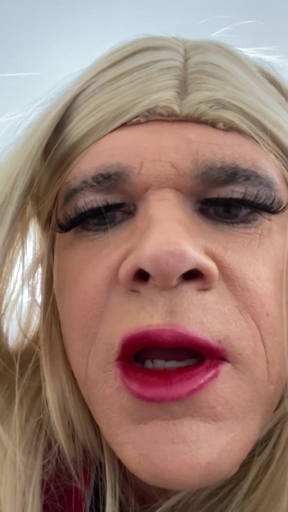 Çoraplı topuklu etekli amatör travesti kocasını odasına baştan çıkarıyor sakso çekiyor ama kocası orta yaşlı seksi kadın hakkında konuşmaya devam ediyor | Klip 2