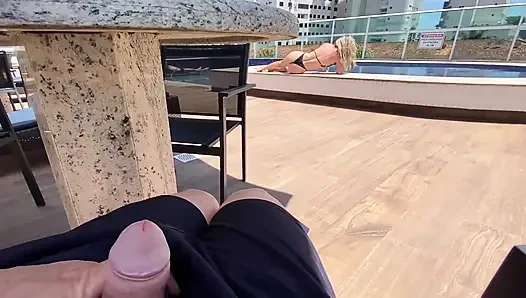 MILF hilft mir, am pool zu kommen