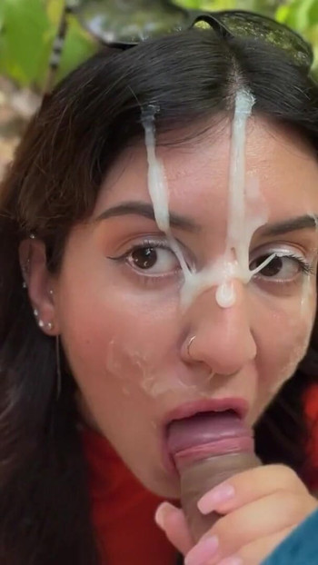 Cewek sange ini nyepong kontol orang asing dan telan sperma di depan umum! | Klip 2