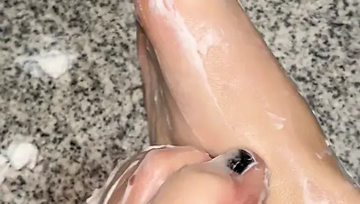 Взбитые сливки на мои обнаженные ступни