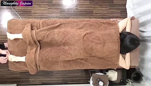 Wanita cantik dengan tubuh aduhai ini dientot habis-habisan sampai meringankan keenakan di kantornya1